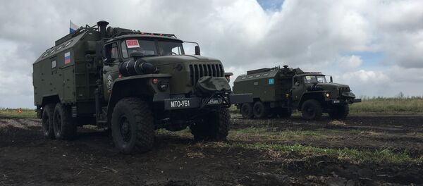 Os veículos das equipes russa e cazaque que participaram da corrida mista no Rembat 2017 Os veículos das equipes russa e cazaque que participaram da corrida mista no Rembat 2017 - Sputnik Brasil