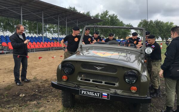 Os cadetes do Instituto de Engenharia de Veículos Blindados de Omsk que bateram recorde ao montar e desmontar um jipe UAZ - Sputnik Brasil