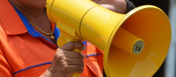 Mujer con megáfono - Sputnik Brasil