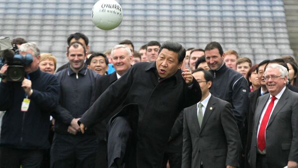 O líder da China, Xi Jinping, durante uma partida de futebol gaélico na Irlanda - Sputnik Brasil