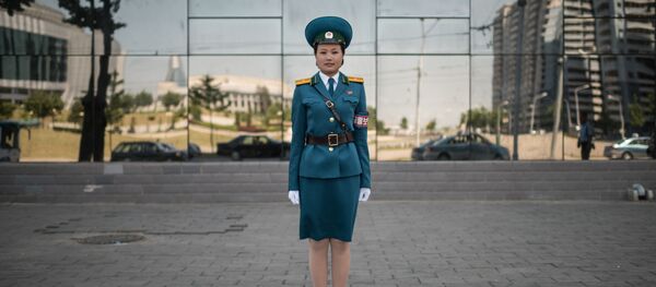 A oficial do serviço de trânsito, tenente Kim Jong-Hua, em uma das ruas de Pyongyang - Sputnik Brasil