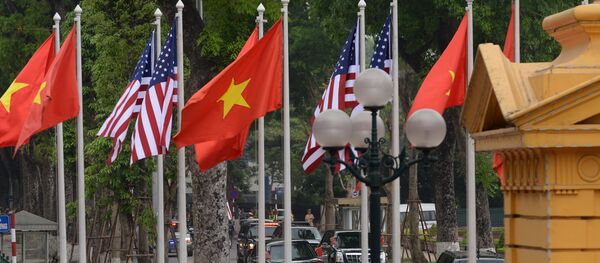 Bandeiras do Vietnã e dos EUA (foto de arquivo) - Sputnik Brasil