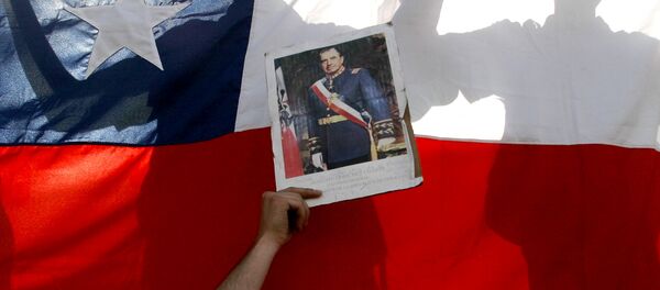 Fotografia de Pinochet, com bandeira do Chile ao fundo Fotografia de Pinochet, com bandeira do Chile ao fundo - Sputnik Brasil