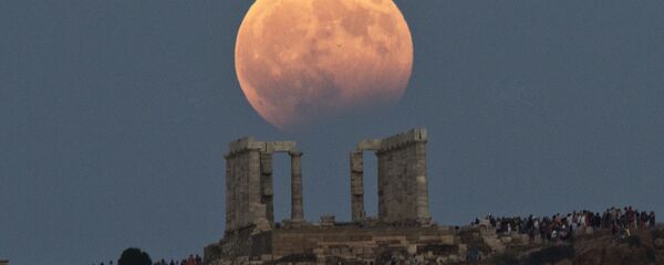 Eclipse parcial da Lua no céu sobre o Tempo de Poseidon, na Grécia - Sputnik Brasil