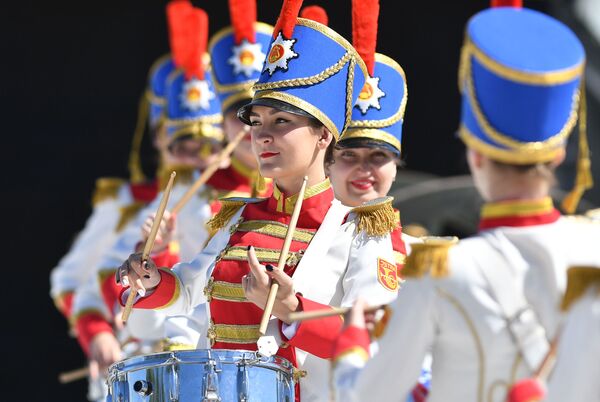 Meninas percussionistas antes do início do torneio Xadrez Vivo no Parque Nacional Militar e Histórico Borodinsky - Sputnik Brasil