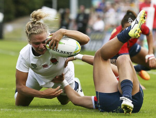 Partida de rúgbi entre as equipes femininas da Inglaterra e da Espanha durante o Mundial de Rúgbi, em Dublin - Sputnik Brasil