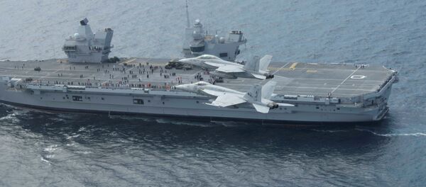 Os aviões ameicanos F/A-18E e F/A-18F Super Hornets sobrevoam o porta-aviões britânico HMS Queen Elizabeth durante as manobras Saxon Warrior no Atlântico, em 5 de agosot de 2017 Os aviões ameicanos F/A-18E e F/A-18F Super Hornets sobrevoam o porta-aviões britânico HMS Queen Elizabeth durante as manobras Saxon Warrior no Atlântico, em 5 de agosot de 2017 - Sputnik Brasil