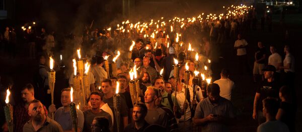 Supremacistas brancos carregam tochas durante marcha neonazista na Virgínia, nos Estados Unidos - Sputnik Brasil