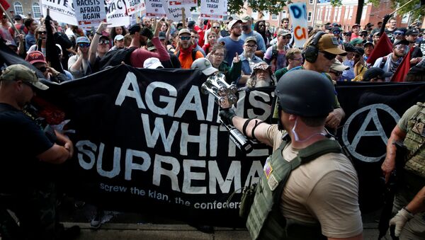 Ativistas antifascistas protestam contra marcha neonazista em Charlottesville, no estado americano da Virgínia - Sputnik Brasil
