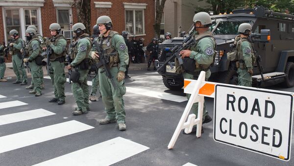 Agentes das forças especiais de Charlottesville bloqueiam rua da cidade durante confrontos entre manifestantes - Sputnik Brasil