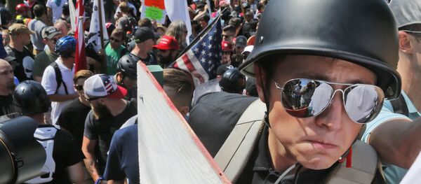 Manifestante de extrema direita em Charlottesville - Sputnik Brasil