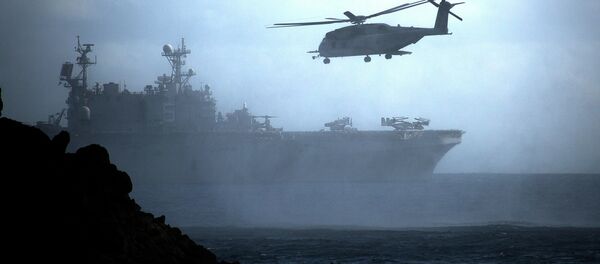 Helicóptero e navio norte-americanos durante exercícios junto à costa do Havaí (foto de arquivo) - Sputnik Brasil