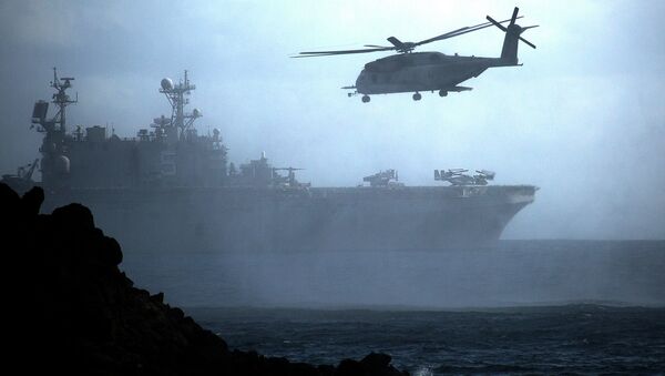 Helicóptero e navio norte-americanos durante exercícios junto à costa do Havaí (foto de arquivo) - Sputnik Brasil