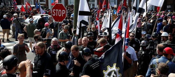 Manifestação da extrema-direita norte-americana, em Charlottesville, EUA, em 12 de agosto de 2017 - Sputnik Brasil