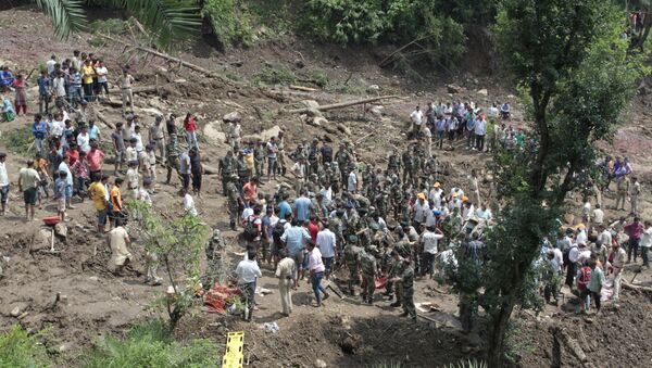 Soldados participam de resgate após deslizamento de terra na Índia - Sputnik Brasil