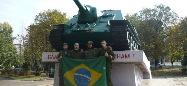 Rafael Lusvarghi (o terceiro, da esquerda para a direita) com seus camaradas da Milícia Popular de Donbass Rafael Lusvarghi (o terceiro, da esquerda para a direita) com seus camaradas da Milícia Popular de Donbass - Sputnik Brasil
