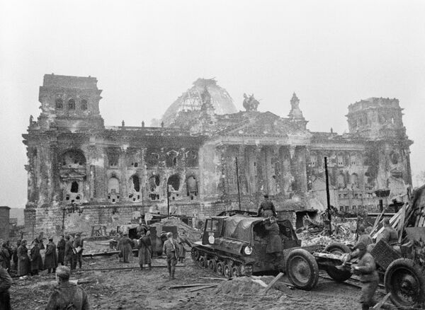 As tropas soviéticas na frente do Reichstag As tropas soviéticas na frente do Reichstag - Sputnik Brasil