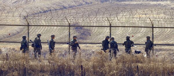 Soldados sul-coreanos perto da zona desmilitarizada na fronteira com a Coreia do Norte - Sputnik Brasil