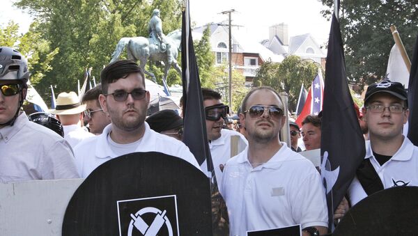 James Fields (segundo, da esq. para direita) foi visto em ato de supremacistas brancos horas antes do atropelamento em Charlottesville (EUA) - Sputnik Brasil