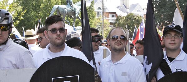 James Fields (segundo, da esq. para direita) foi visto em ato de supremacistas brancos horas antes do atropelamento em Charlottesville (EUA) - Sputnik Brasil