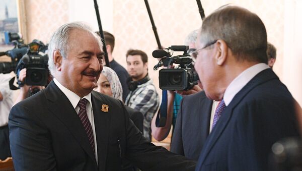 O ministro das Relações Exteriores da Rússia, Sergei Lavrov, e o comandante do Exército Nacional da Líbia, Khalifa Haftar, durante o encontro - Sputnik Brasil