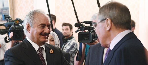 O ministro das Relações Exteriores da Rússia, Sergei Lavrov, e o comandante do Exército Nacional da Líbia, Khalifa Haftar, durante o encontro - Sputnik Brasil