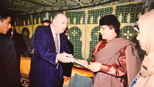 O otorrinolaringologista sérvio, professor Novak Vukoje, com ex-líder líbio Muammar Kadhafi - Sputnik Brasil
