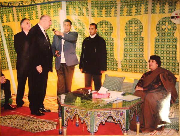 O otorrinolaringologista sérvio, professor Novak Vukoje, com ex-líder líbio Muammar Kadhafi. - Sputnik Brasil