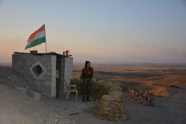 Mulher curda combate contra o Daesh perto de Hawija, Iraque - Sputnik Brasil