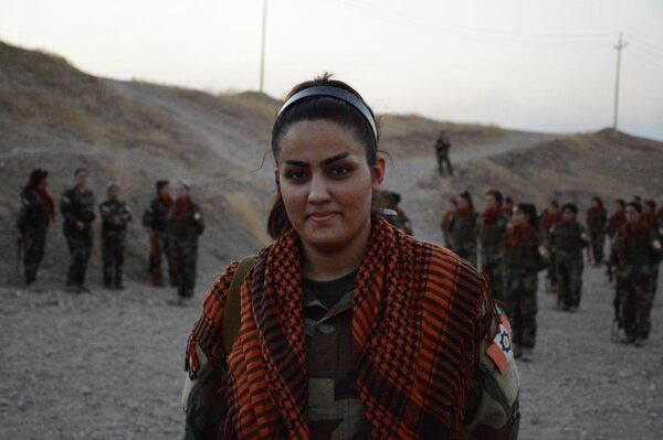 Mulher curda combate contra o Daesh perto de Hawija, Iraque - Sputnik Brasil