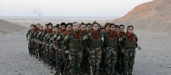 Mulheres curdas pegam em armas para combater Daesh - Sputnik Brasil