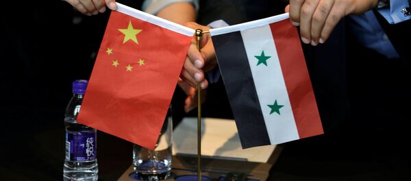 Empresários sírios e chineses exibem bandeiras dos dois países durante encontro em Pequim para discutir projetos de reconstrução da Síria - Sputnik Brasil