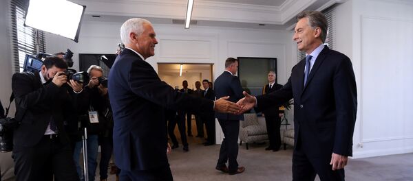 Presidente da Argentina, Mauricio Macri, recebendo o vice-presidente dos EUA, Mike Pence, em Buenos Aires - Sputnik Brasil