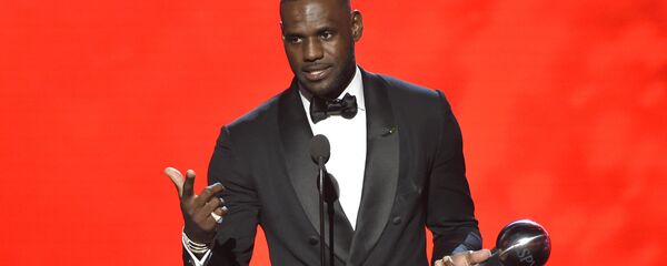 LeBron James discursando em 2016 - Sputnik Brasil