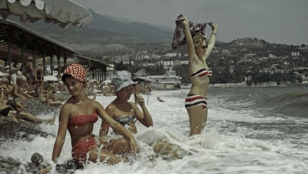 Mulheres soviéticas em una praia na Crimeia (Foto de arquivo) - Sputnik Brasil