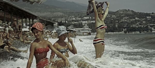 Mulheres soviéticas em una praia na Crimeia (Foto de arquivo) - Sputnik Brasil