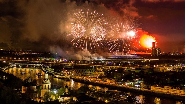 Fogos de artificio em Moscou durante as celebrações do Dia da Vitória, 2017 - Sputnik Brasil
