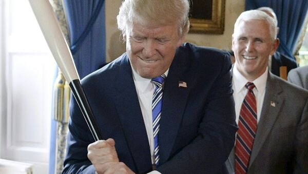 Presidente dos EUA, Donald Trump, se diverte com um bastão de beisebol durante evento na Casa Branca - Sputnik Brasil