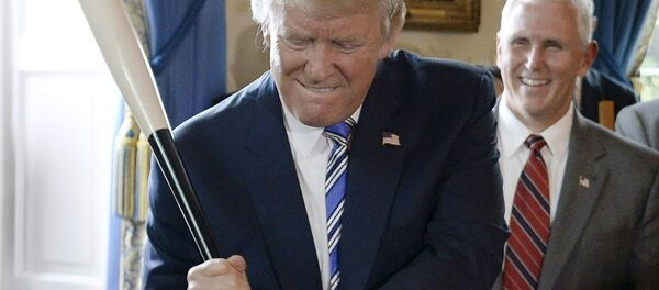 Presidente dos EUA, Donald Trump, se diverte com um bastão de beisebol durante evento na Casa Branca Presidente dos EUA, Donald Trump, se diverte com um bastão de beisebol durante evento na Casa Branca - Sputnik Brasil