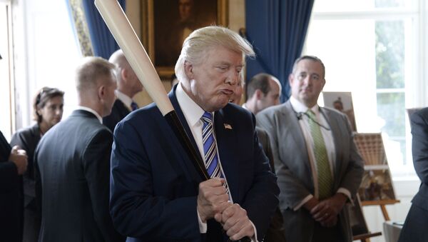 Presidente dos EUA, Donald Trump, brinca com um bastão de beisebol durante evento na Casa Branca - Sputnik Brasil