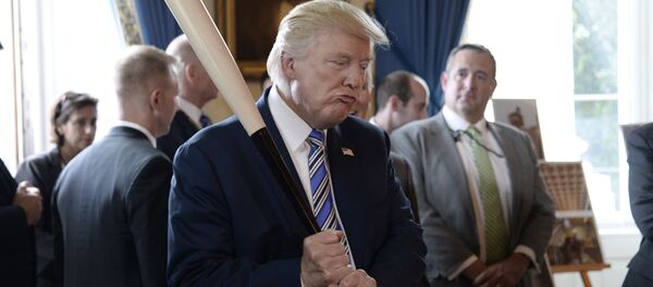 Presidente dos EUA, Donald Trump, brinca com um bastão de beisebol durante evento na Casa Branca - Sputnik Brasil