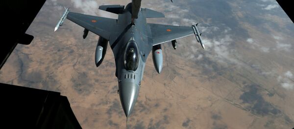 Caça F-16 da Bélgica recebe combustível de um KC-10 da Força Aérea americana durante missão da operação Inherent Resolve no Iraque e na Síria - Sputnik Brasil