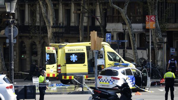 Polícia e equipes de emergência no local do atropelamento em massa ocorrido nesta quinta-feira, 17 de agosto, em Barcelona, Espanha - Sputnik Brasil