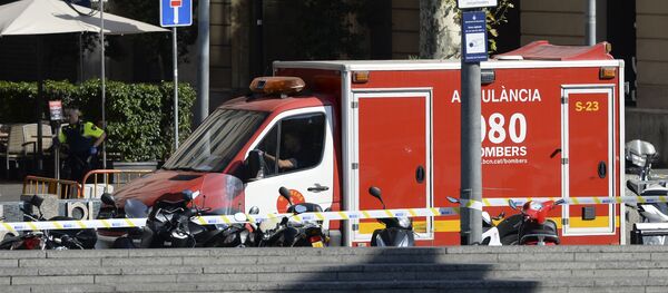 Ambulância resgata feridos após atropelamento em massa na Espanha, em Barcelona - Sputnik Brasil