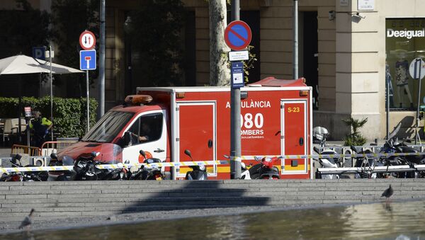 Ambulância resgata feridos após atropelamento em massa na Espanha, em Barcelona - Sputnik Brasil