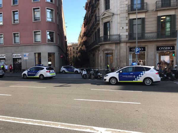 Carros da polícia de Barcelona perto do local onde várias pessoas foram atropeladas - Sputnik Brasil