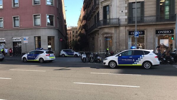 Carros da polícia de Barcelona perto do local onde várias pessoas foram atropeladas - Sputnik Brasil