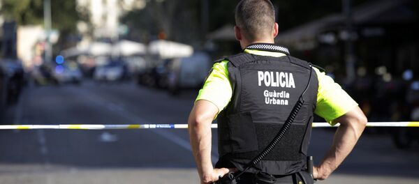 A police officer stands by a cordoned off street after a van crashed into pedestrians near the Las Ramblas avenue in central Barcelona, Spain, August 17, 2017 - Sputnik Brasil