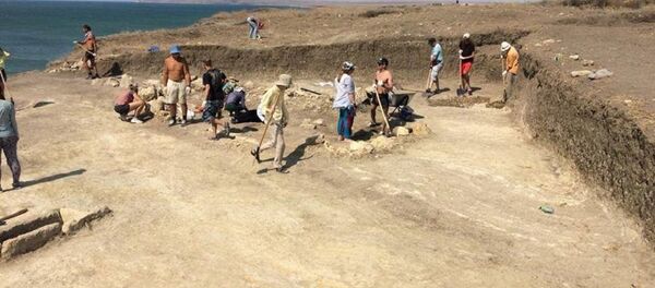 Arqueólogos escavando a necrópole de Kyz-Aul perto da cidade de Kerch, Crimeia - Sputnik Brasil