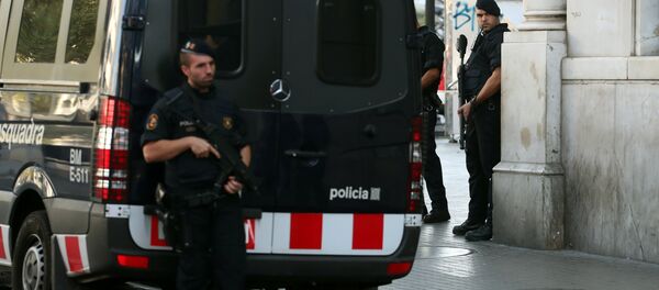 Polícia perto Las Ramblas, local turístico onde em 17 de agosto ocorreu um atentado terrorista, Barcelona, 18 de agosto de 2017 - Sputnik Brasil
